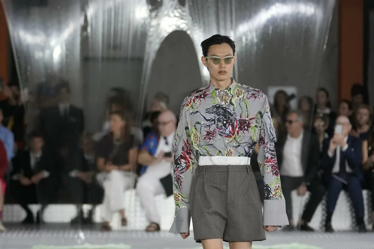 Показ моды в милане 2024 мужской Milan Fashion: Prada animates male form with 1940s tailoring that aims to libera