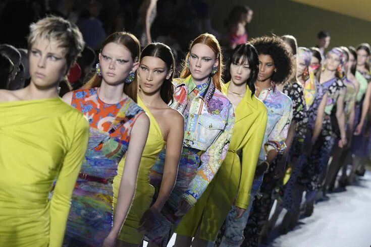 Показ женской моды Versace to Join the Traveling Fashion Show Circuit with a Pre-Fall 2019 Runway i