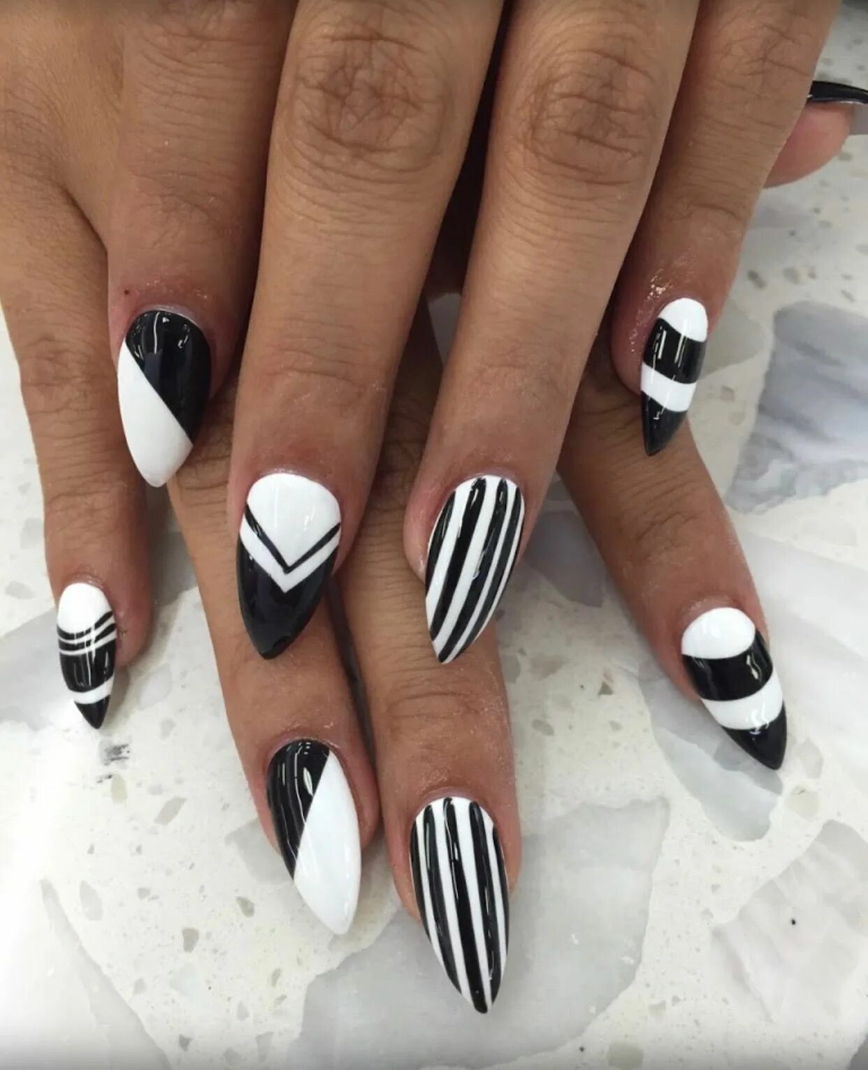 Показать черно белый маникюр Acrylic Nails black & white Black and white nail art, Black and white nail desig