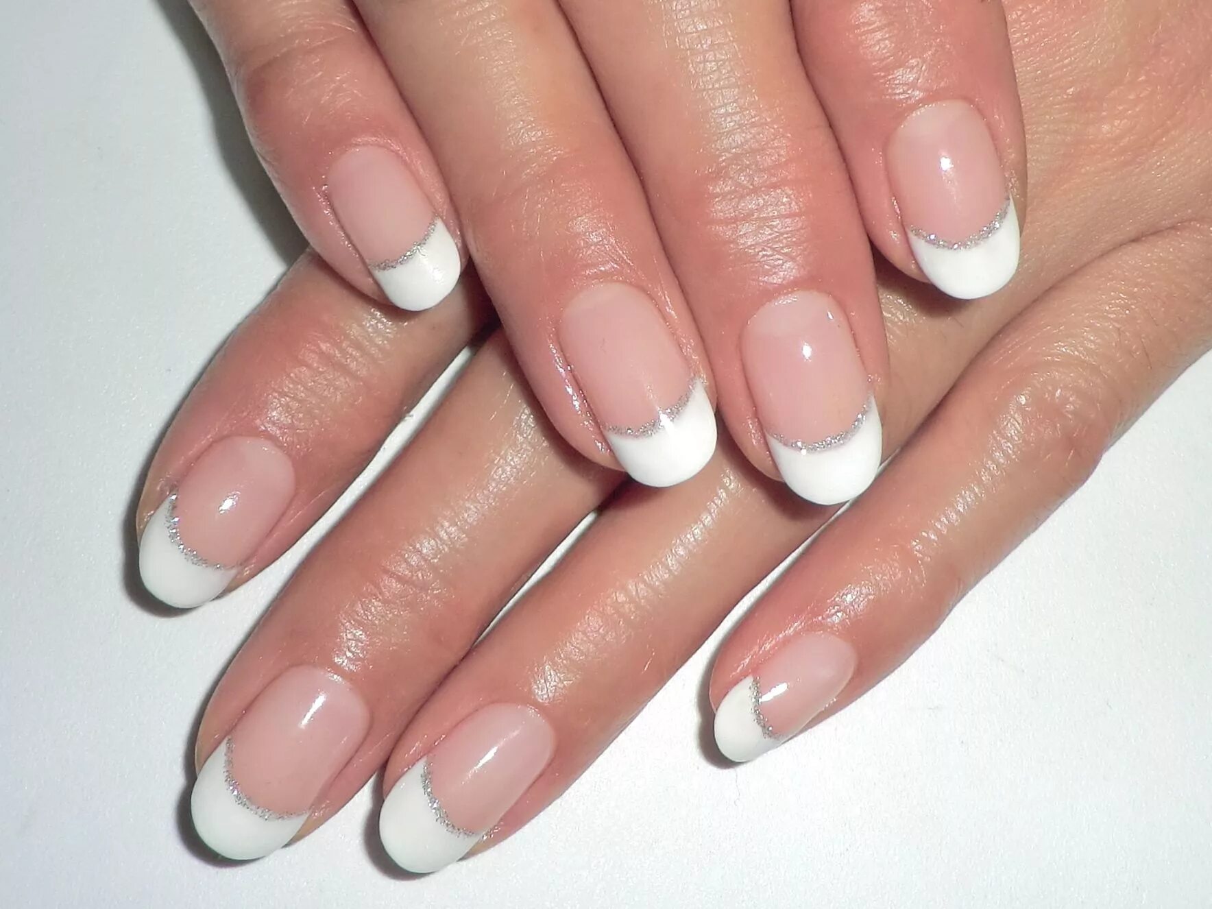 Показать фото французского маникюра yucca nail ネ イ ル デ ザ イ ン 集 : ホ ワ イ ト フ レ ン チ ネ イ ル 丸 い ネ イ ル, オ-バ