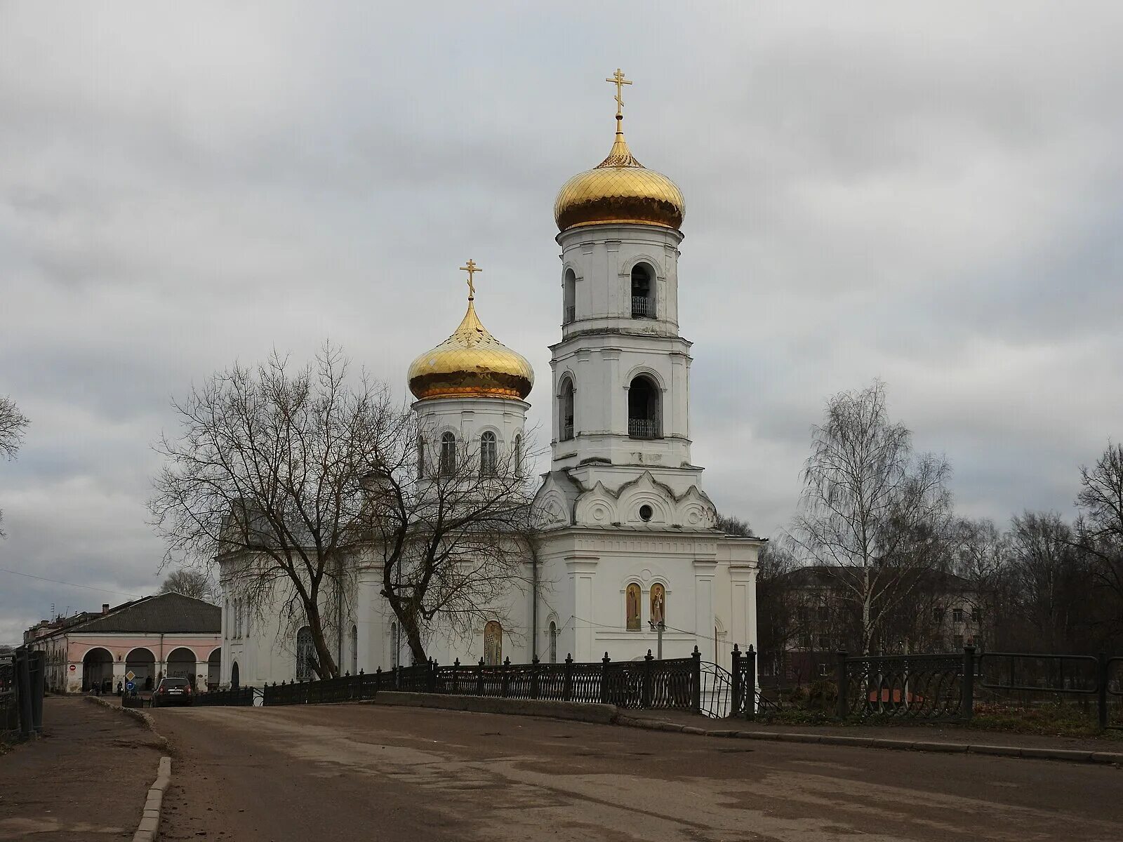 Показать фото храма в вышнем волочке File:Вышний Волочёк Церковь Богоявления.jpg - Wikimedia Commons