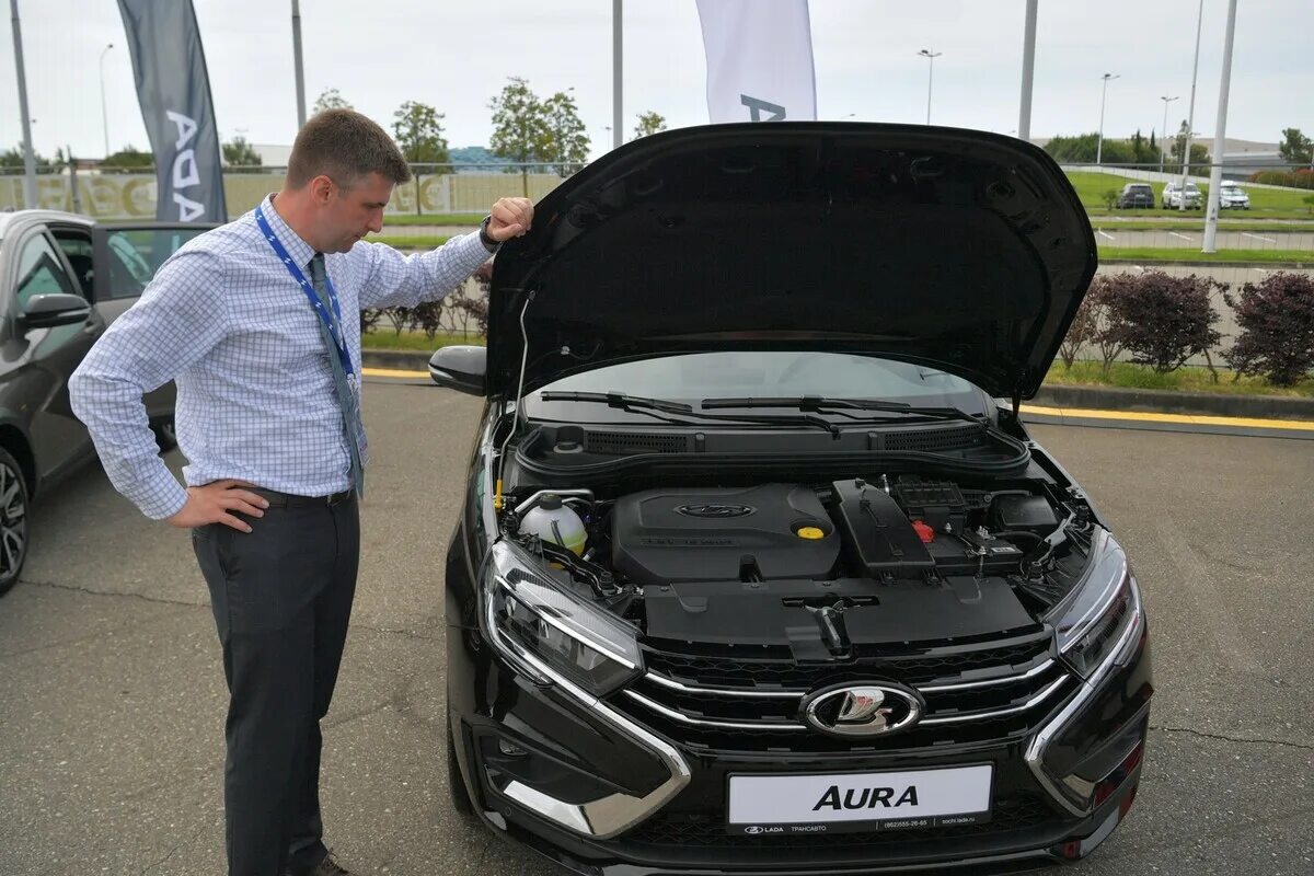 Показать фото лады аура С конвейера АвтоВАЗа начали сходить автомобили для чиновников