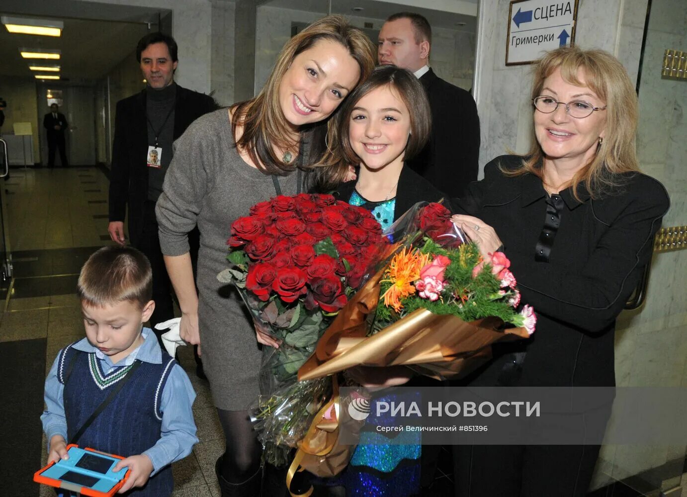 Показать фото матери вячеслава добрынина Празднование юбилея Вячеслава Добрынина РИА Новости Медиабанк