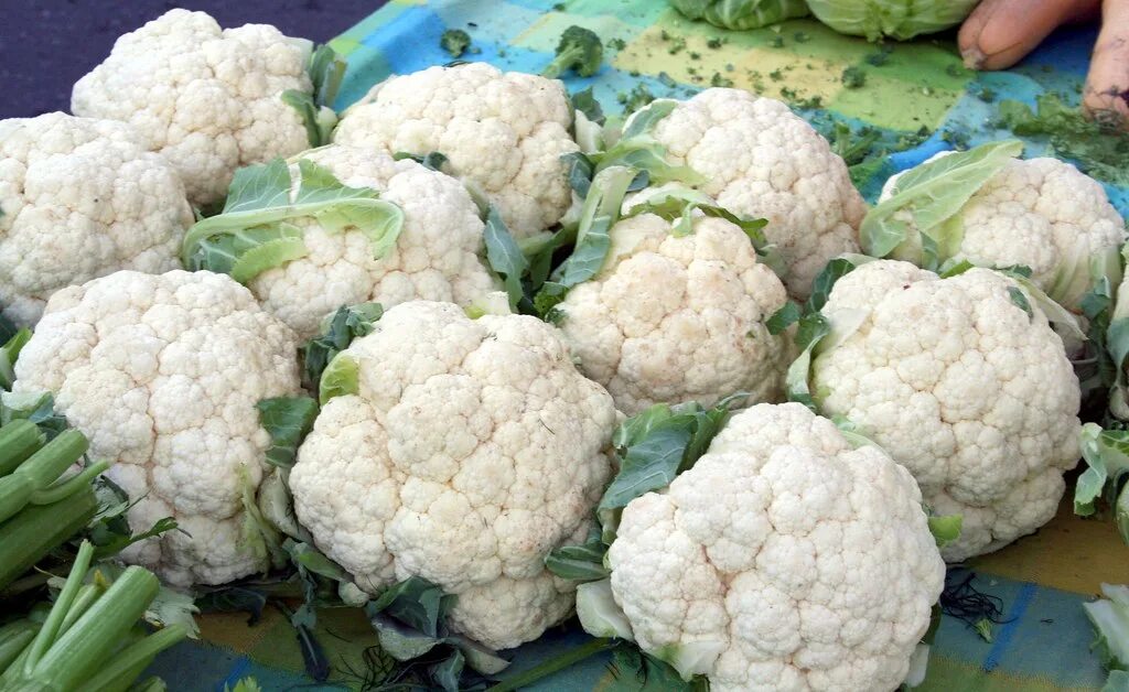 Показать фото цветной капусты Farmer's Market Cauliflower Bunches of cauliflower from th. Flickr