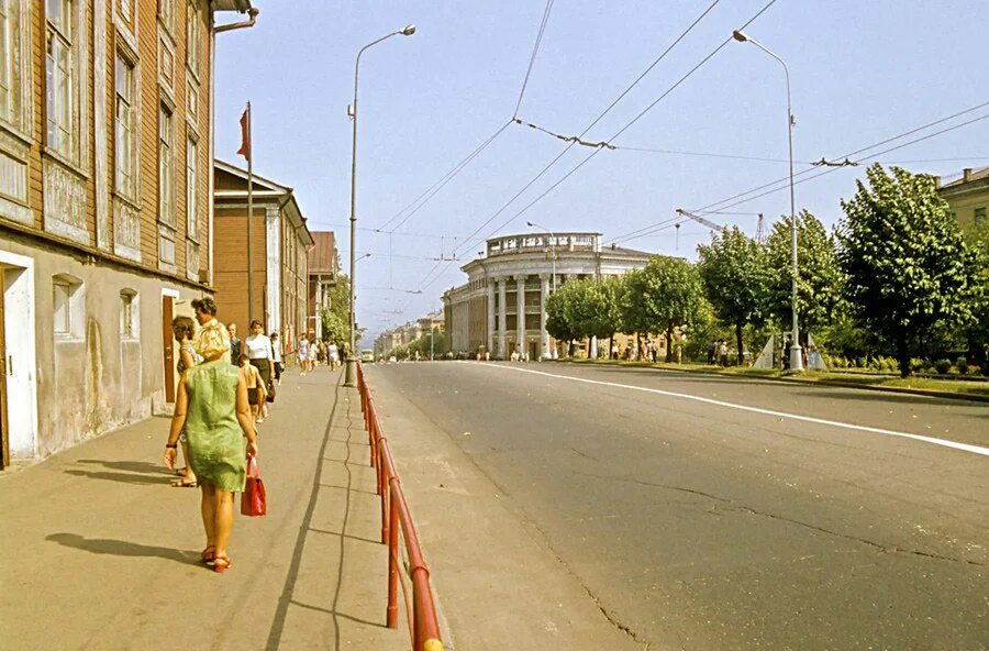 Показать фото улица советская 1975 год: два друга, гараж и подруга - "Республика"