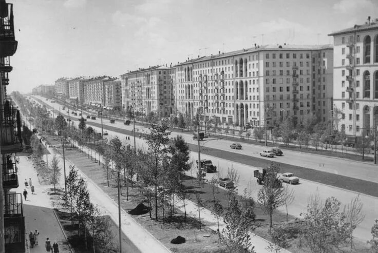 Показать фото улица советская The Stalinki or Stalinist apartment blocks housed the elite. They were built fro