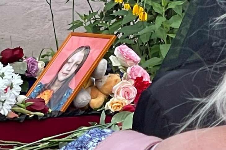 Показать фото вячеслава добрынина в гробу Мягкие игрушки и море цветов - семью из четырех человек похоронили под Новосибир
