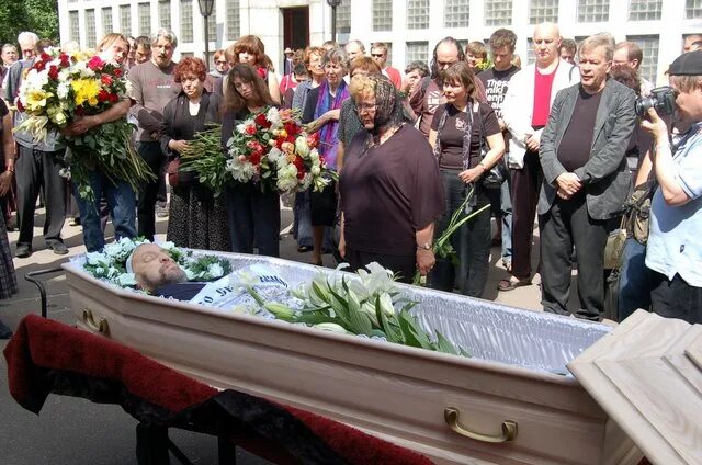 Показать фото вячеслава добрынина в гробу Похороны Дмитрия Александровича Пригова: shevv - ЖЖ