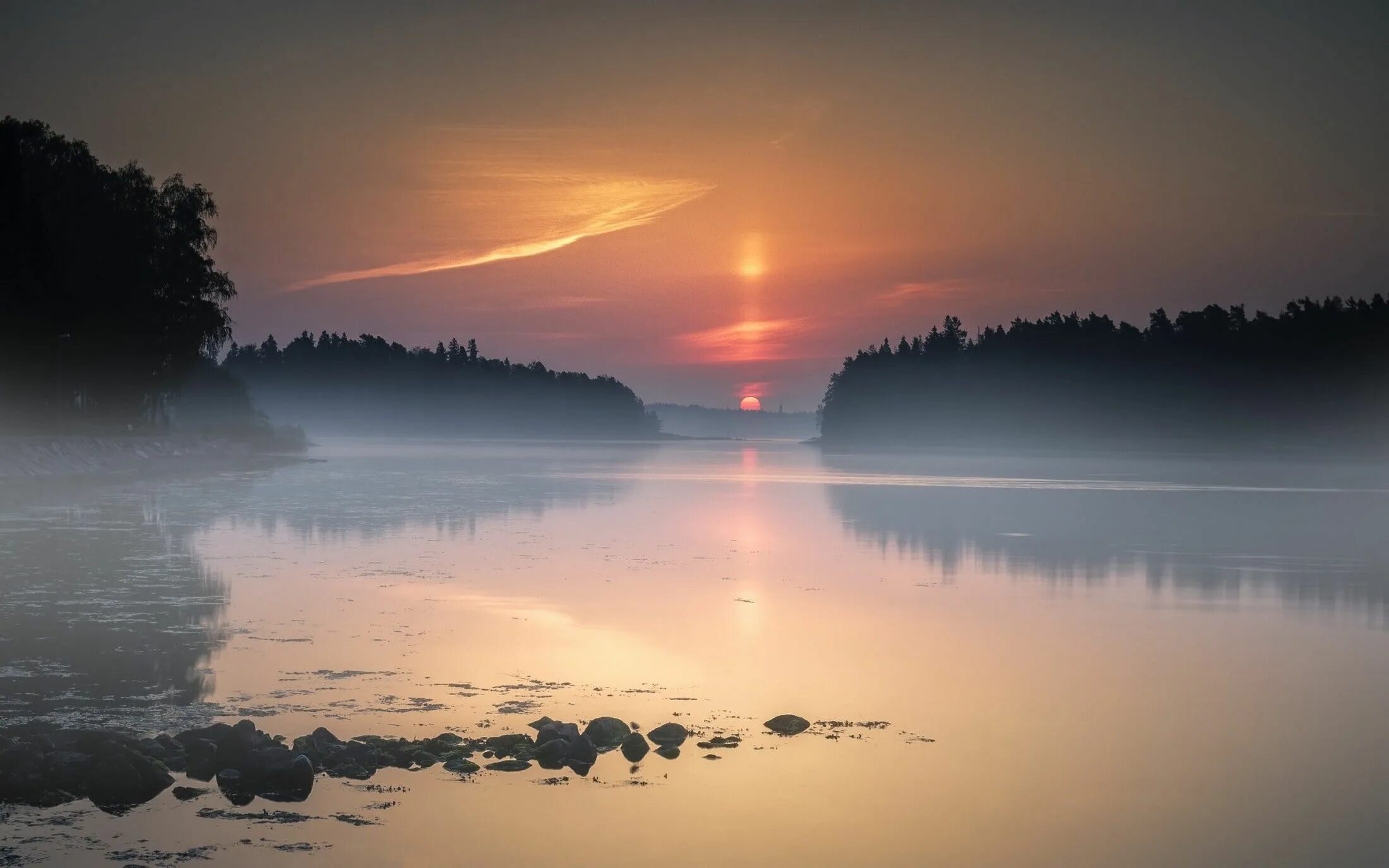 Показать фото заката над озером Peaceful Misty Lake at Sunset