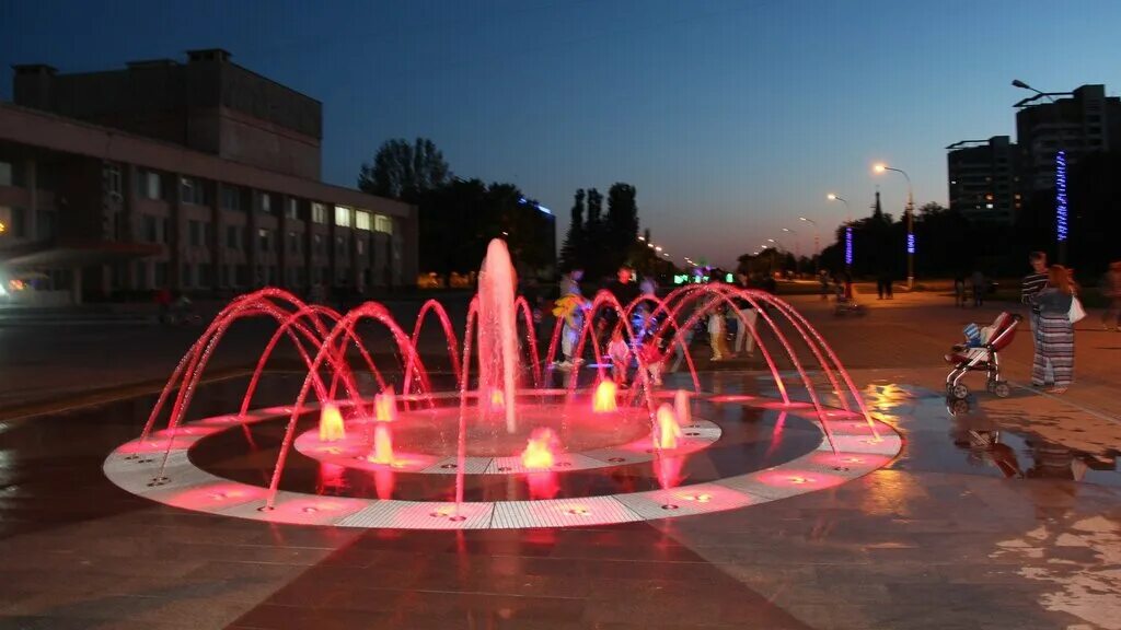 Показать город волжский фото Светомузыкальный фонтан, fountain, Volgograd Region, Volzhsky, Lenin Square - Ya