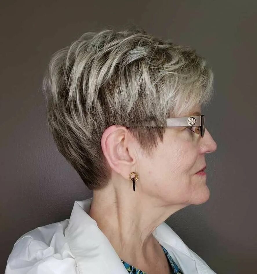 Показать короткие женские стрижки после 50 Short Piece-Y Highlighted Pixie Over 50 Thick hair styles, Short hairstyles for 