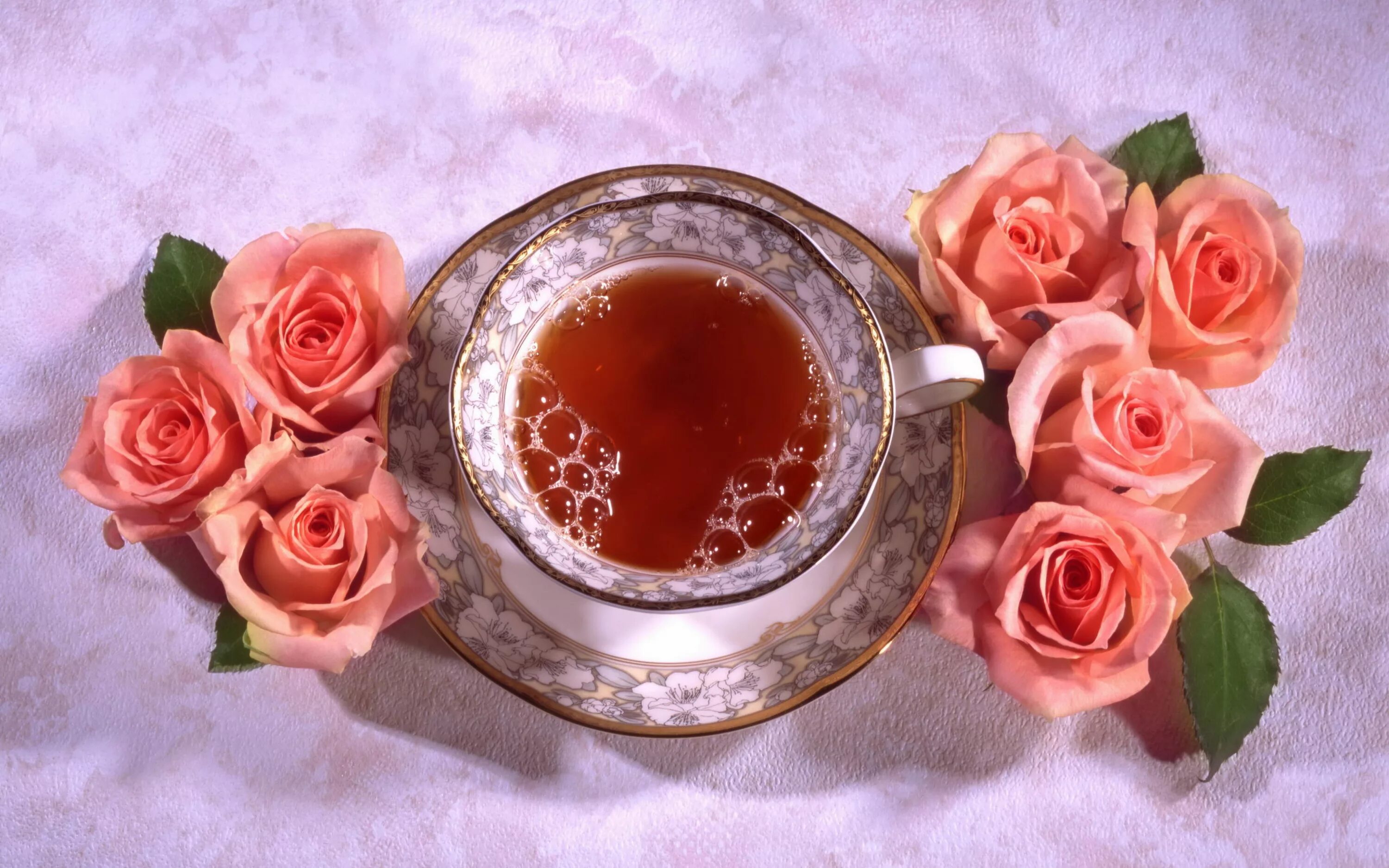 Показать красивые картинки открытки с добрым утром A beautiful cup of black tea on a table with pink roses Desktop wallpapers 1280x