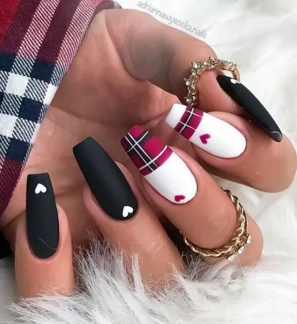 Показать красивый модный маникюр Red and Black Nail Art - A Bold and Stylish Statement Art and Design Nail design