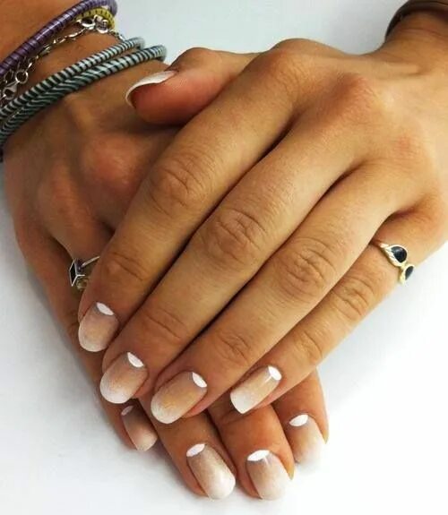 Показать маникюр ногтей на руках красивый Reverse Ombre Nails Bridal nail art, Moon manicure, Nails