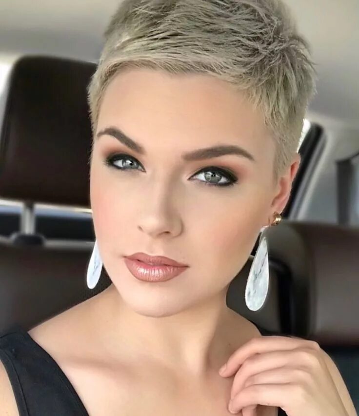 Показать очень короткие женские стрижки Super Short Pixie Haircut