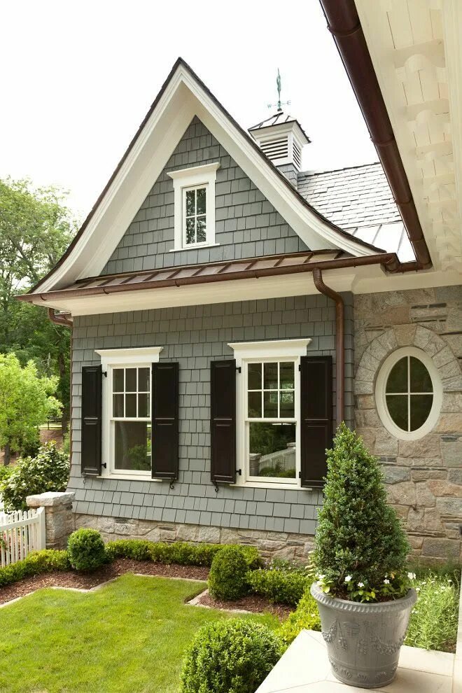 Показать оформление фасада деревенского дома Cedar shingle siding, bronze and copper, white and black windows, round windows,