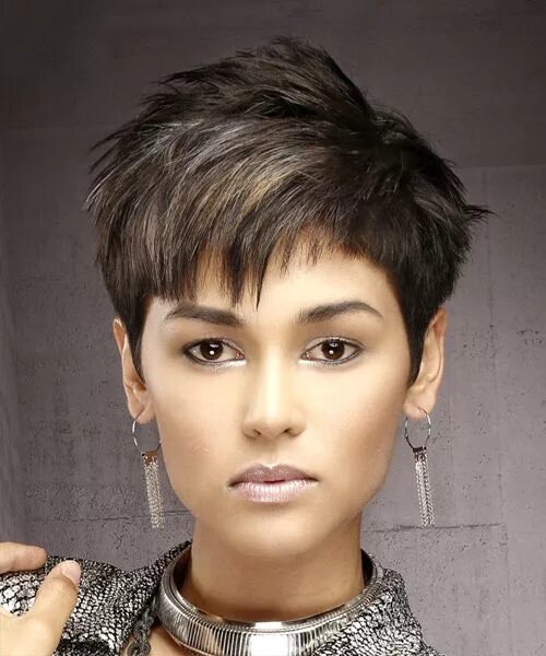 Показать стрижки с короткой челкой 60 Pixie Haircuts That Are Cute And Flattering In 2024 Dark brunette hair, Short