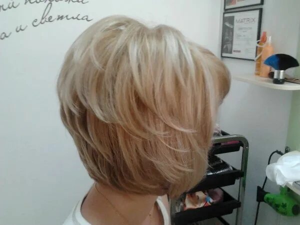 Показать стрижку градуированное каре средняя длина волос Hair cuts, Hair inspiration, Cabello hair