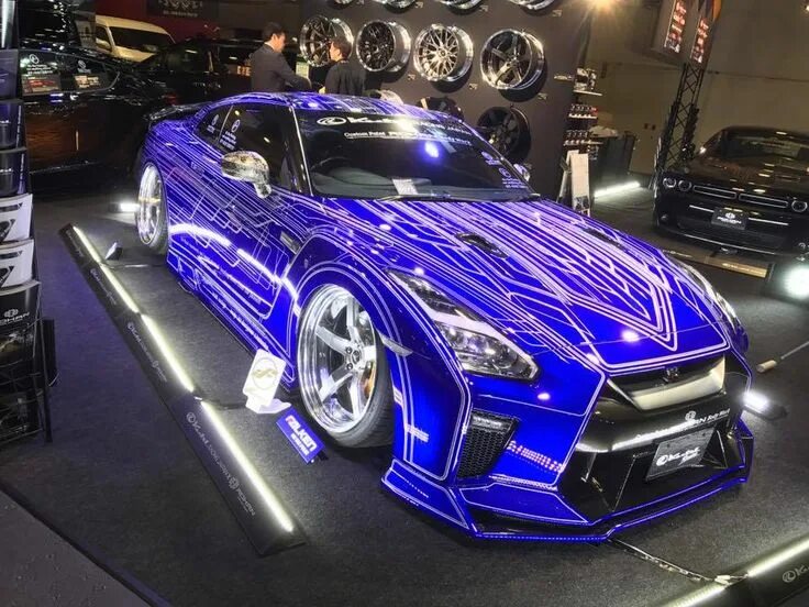 Показать тюнинг автомобиля Surrounding by tuned vans, the all-new version of the Kuhl Racing Nissan GT-R ma