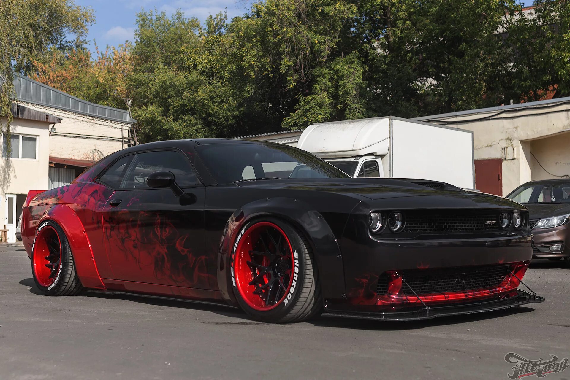 Показать тюнинг автомобиля Dodge Challenger Hellcat. Расширение Liberty Walk, карбоновые пороги, диффузор и