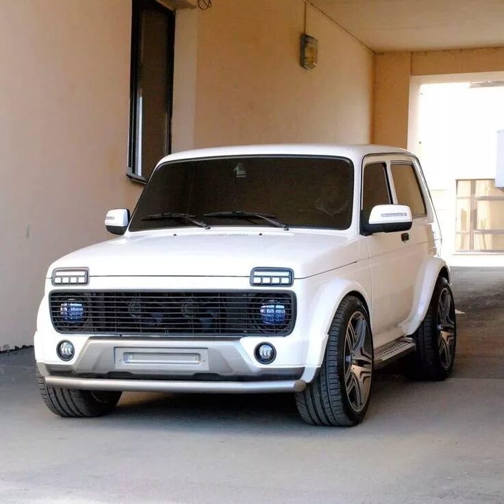 Показать тюнинг нивы Lada Niva 4x4 rebaixado, pneu perfil baixo, tunning, White horse Futuristic cars