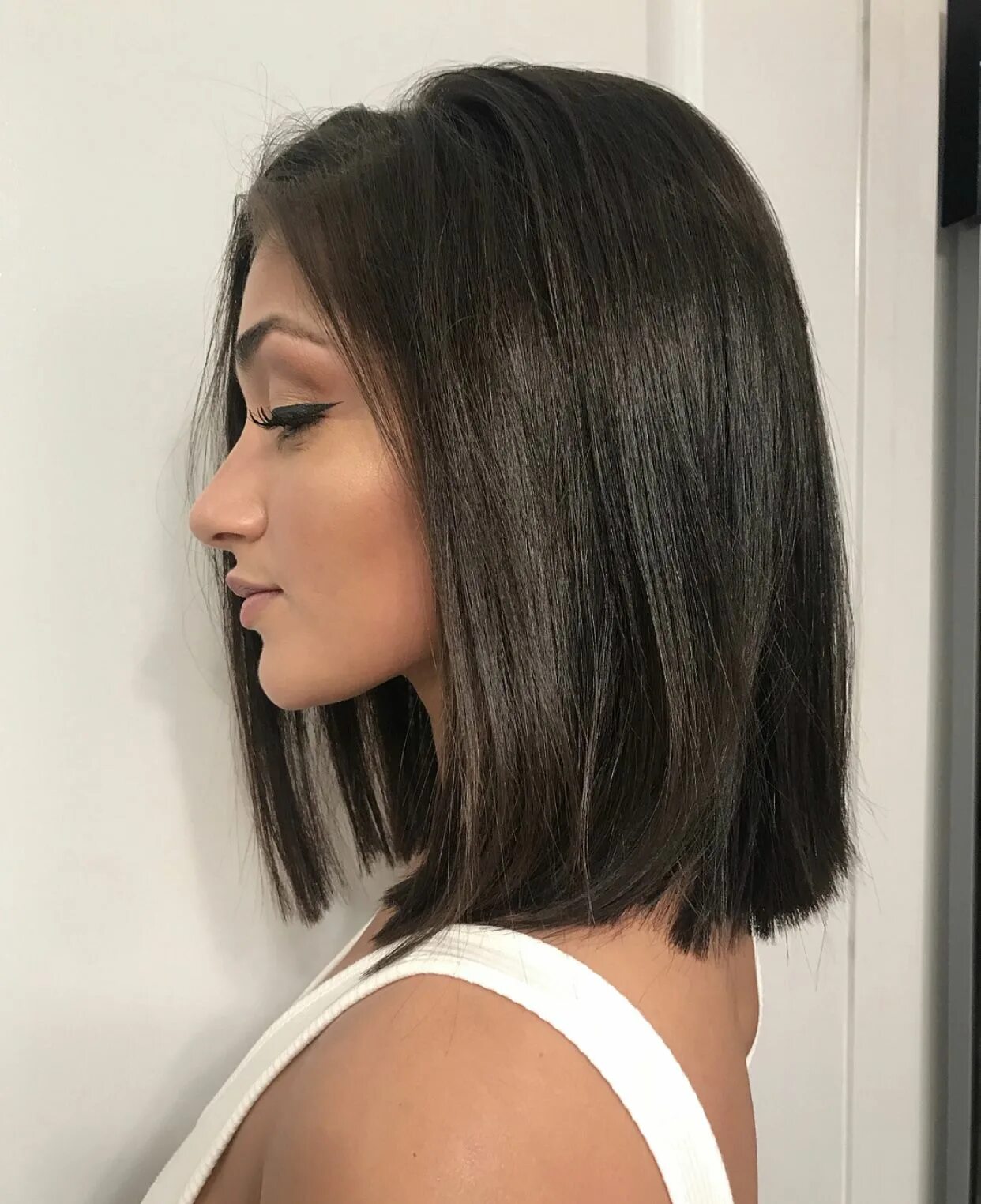 Показать женские прически длинное каре с удлинением Chocolate brown bob Brown hair long bob, Thick hair styles, Medium hair styles