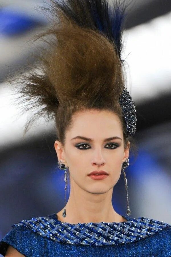 Показать женские прически фотографии Big Hair Friday - Chanel Couture Spring 2012 - Hair Romance Chanel couture, Hair