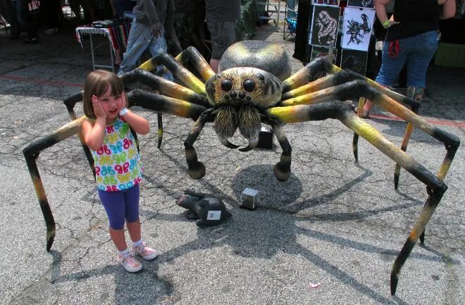 Покажи фото большого паука At the union of science and art: A giant, robotic spider sculpture Halloween woo