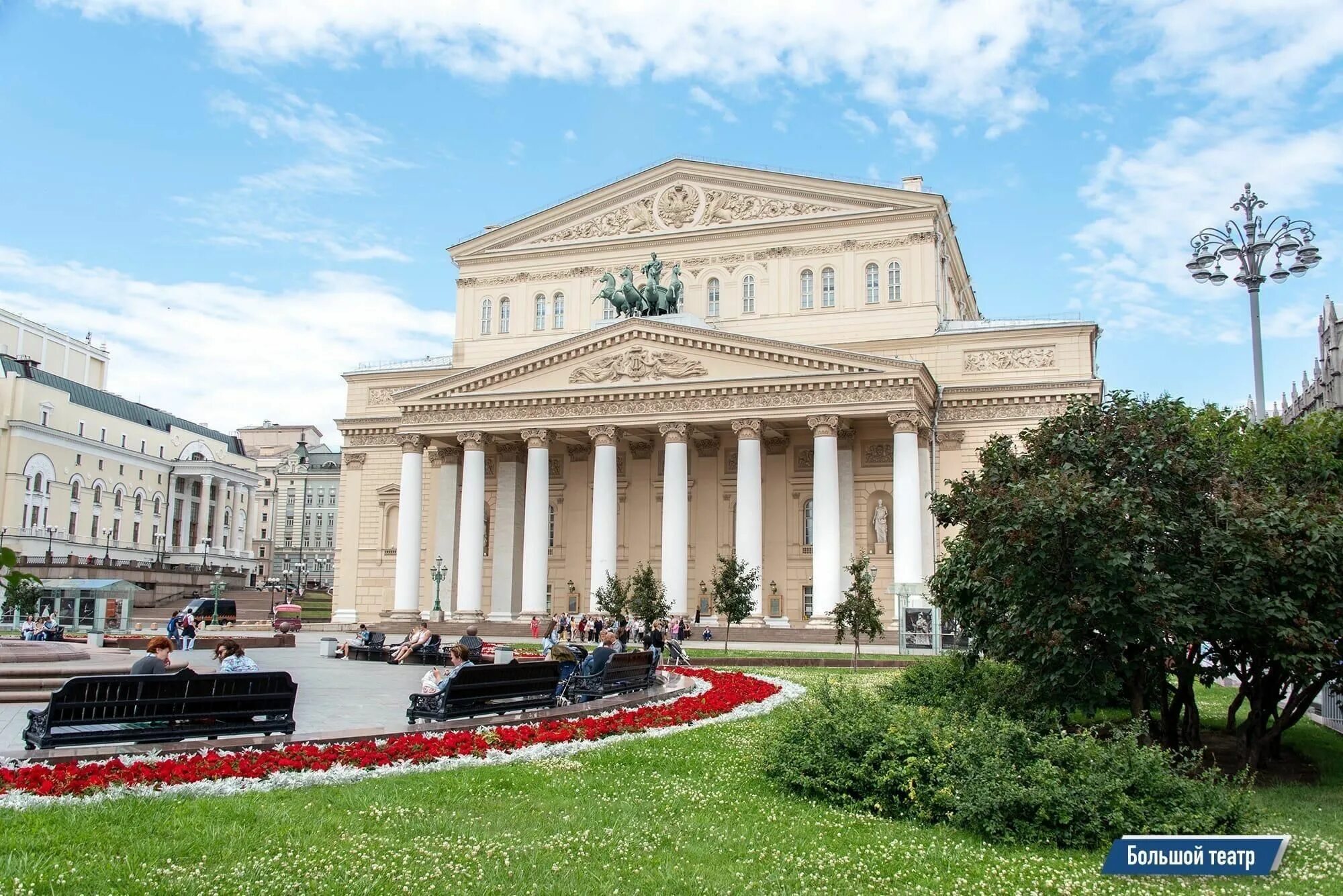 Покажи фото большого театра Выставка, посвящённая Дню театра "Самые красивые театры России" 2021, Углегорски