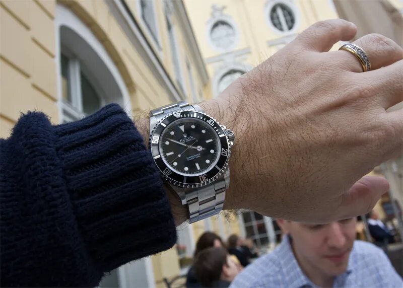 Покажи фото часов На Ролекс руку