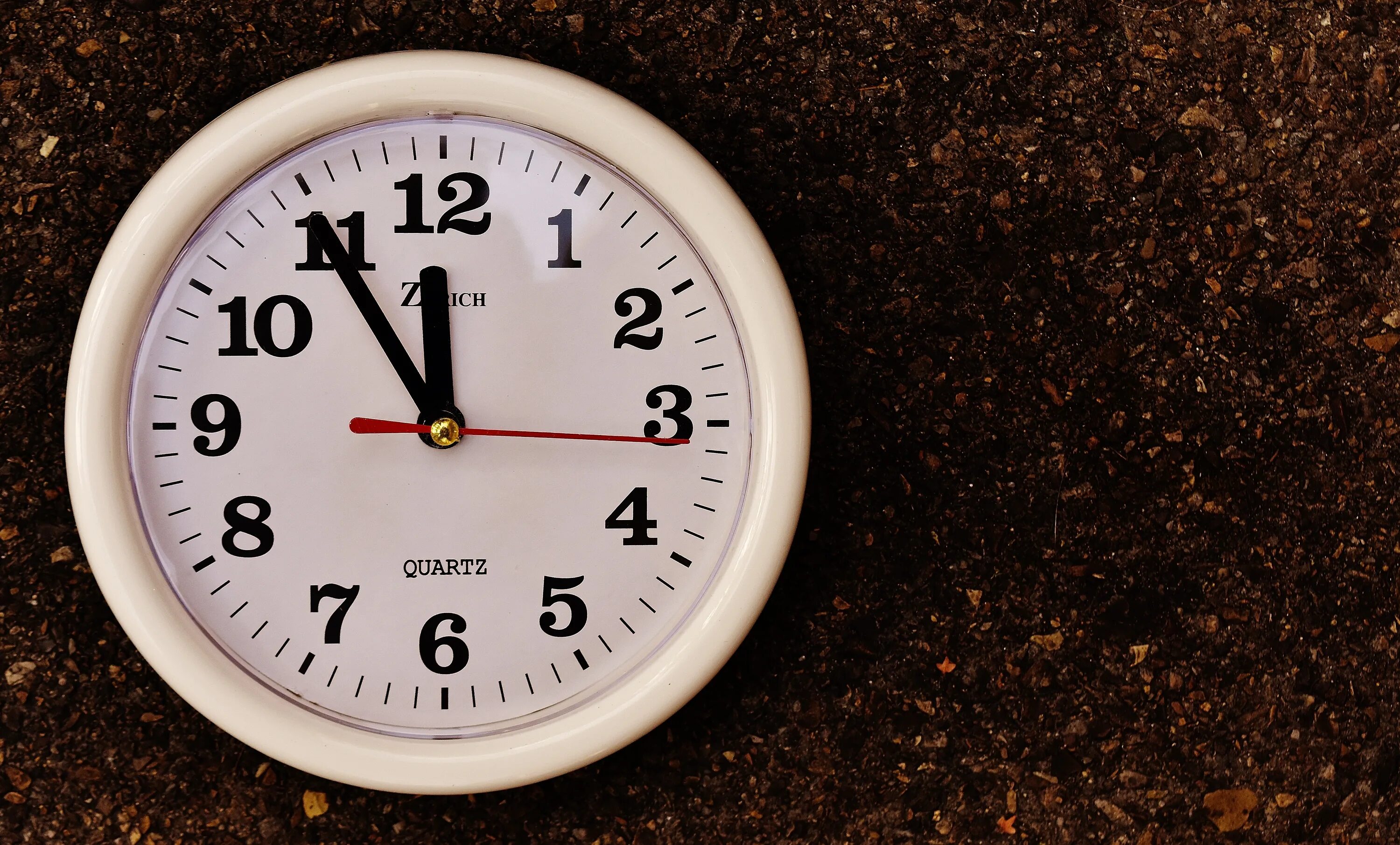 Покажи фото часов Free Images : hand, alarm clock, gauge, timepiece, dial, clock face, disaster, h