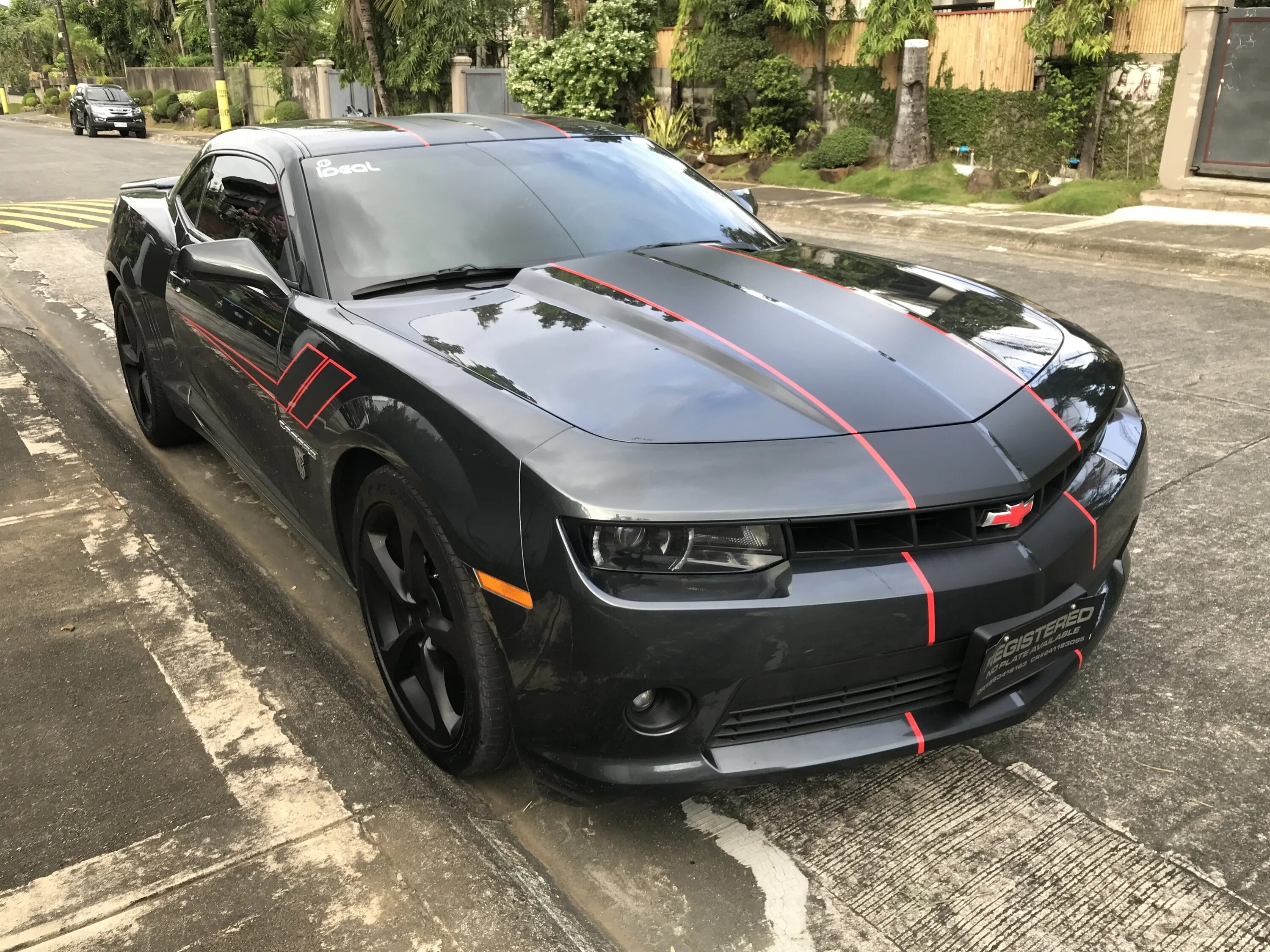 Покажи фото черный шевроле камаро гоночный File:Chevrolet Camaro RS Black Front Side.jpg - Wikimedia Commons