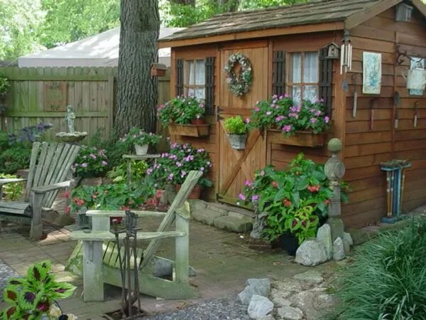 Покажи фото дачи Gartenhäuser aus Holz &#8211; schönes und kompaktes Gartenhaus im Hinterhof - ga