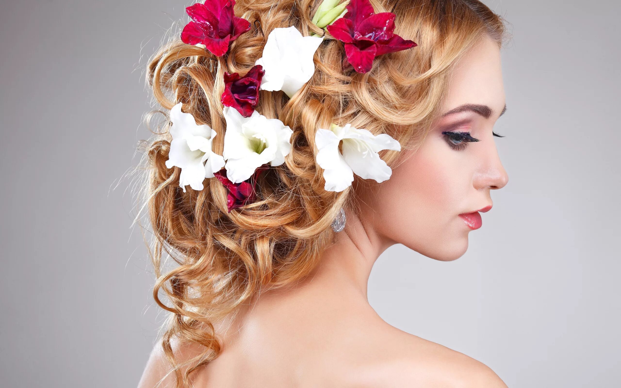 Покажи фото красивых причесок Beautiful girl with petunia flowers in her hair on a gray background Desktop wal