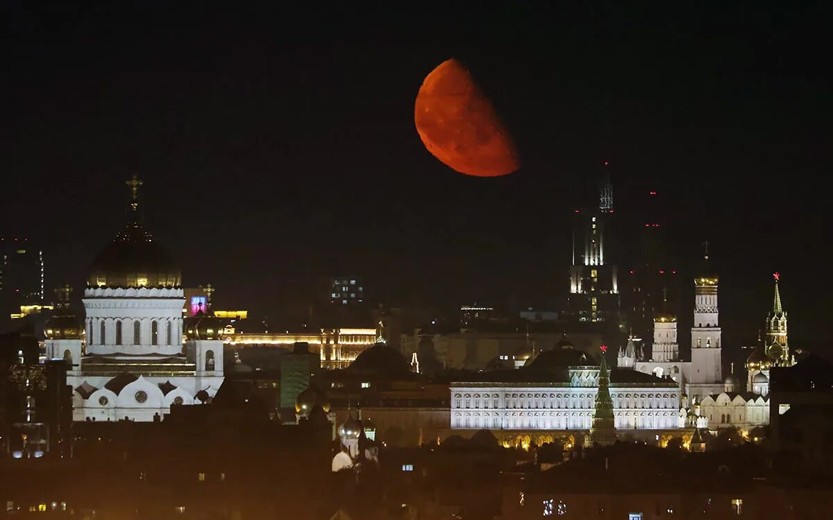 Покажи фото кровавой луны Над Москвой взошла красная луна: фото РБК Life