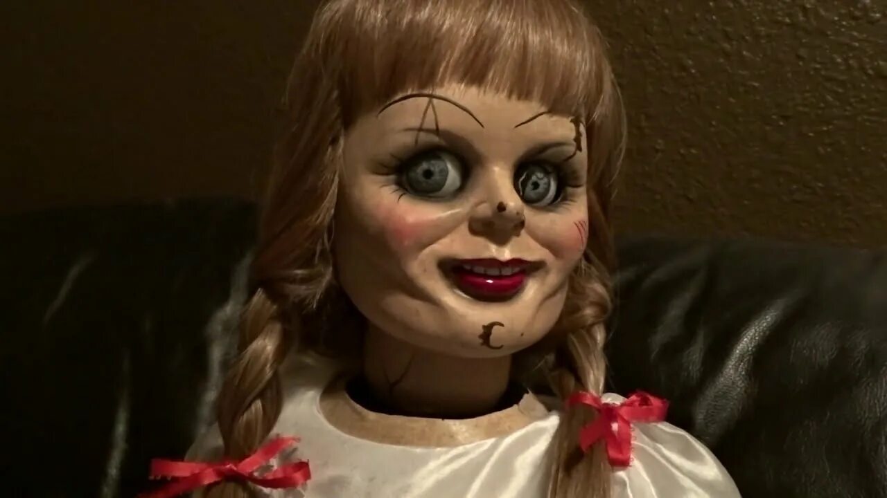 Покажи фото куклы анабель California Artist's Custom-Made Annabelle Doll Is Terrifying - YouTube