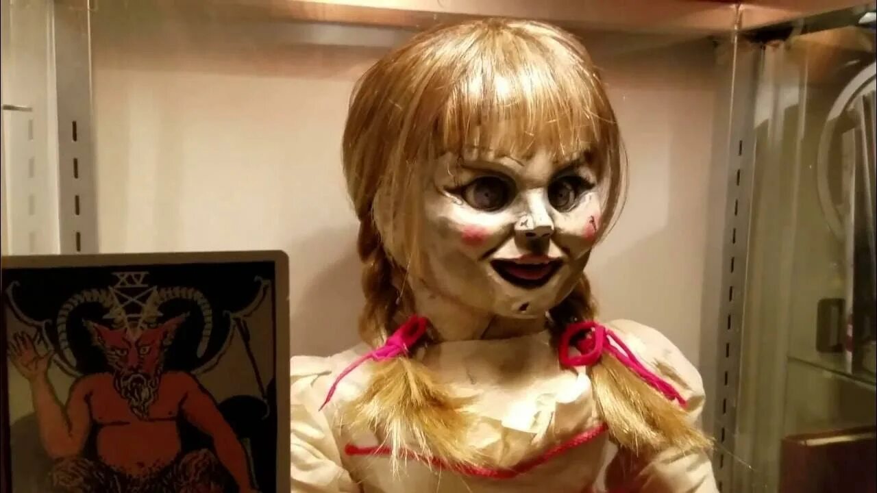 Покажи фото куклы анабель The Conjuring Annabelle Doll Display Case Prop Replica - YouTube