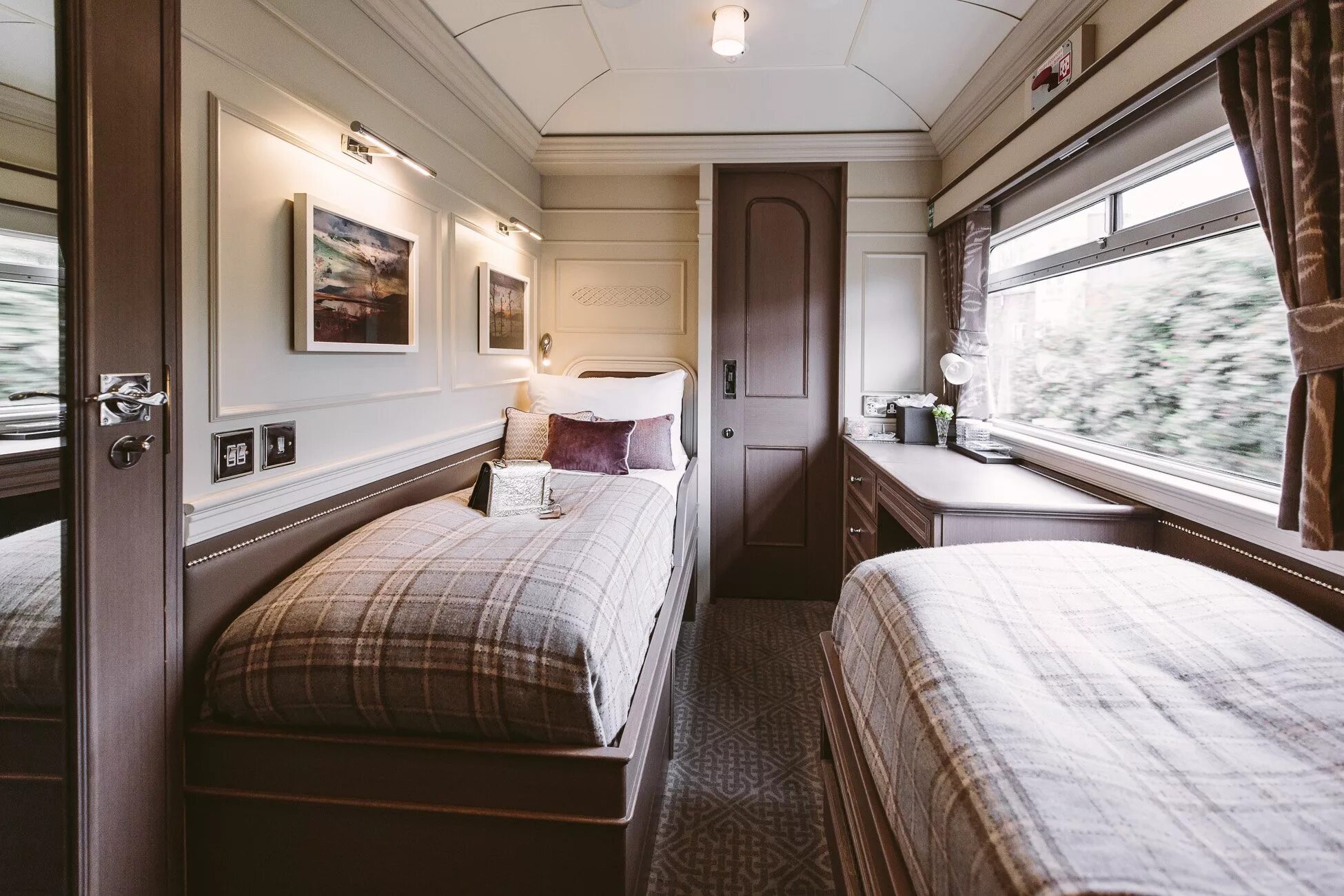 Покажи фото купе Belmond Grand Hibernian: A luxury train journey through Ireland - THETRAVELBLOG.