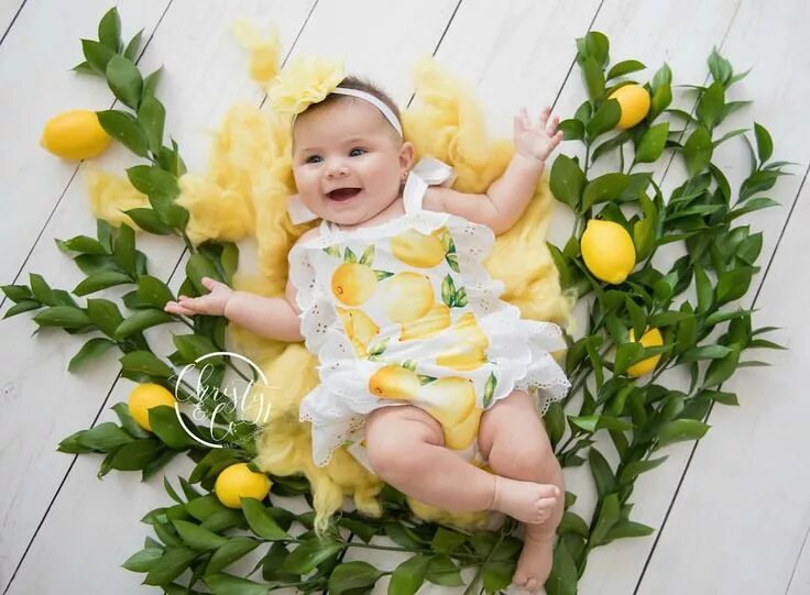 Покажи фото малыша в желтом Easy peasy lemon squeezy! Baby Jamie rocked our lemon theme Tummy Time Session f