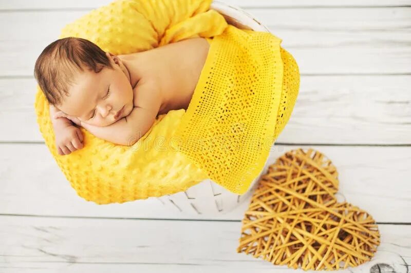 Покажи фото малыша в желтом Cute Baby Sleeping on a Yellow Blanket Stock Photo - Image of face, colorful: 67