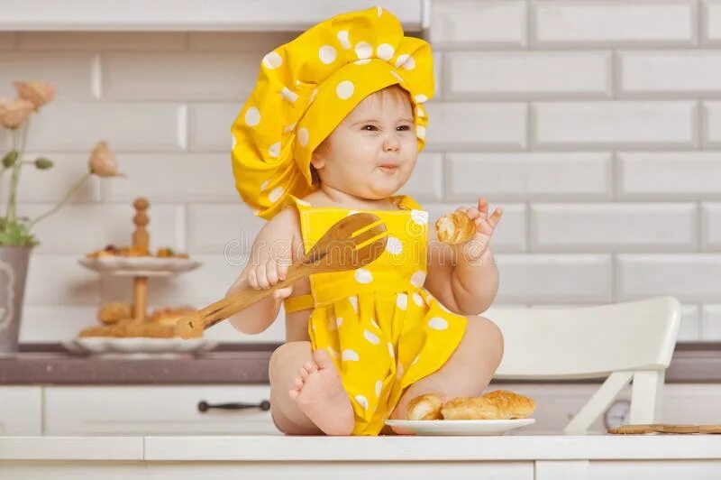 Покажи фото малыша в желтом Baby Girl in a Yellow, Spotty Suit of the Cook Stock Photo - Image of beautiful,