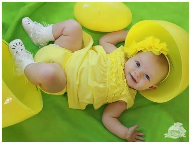 Покажи фото малыша в желтом Yellow Easter Egg Baby Photo Idea Easter baby photos, Baby easter pictures, East