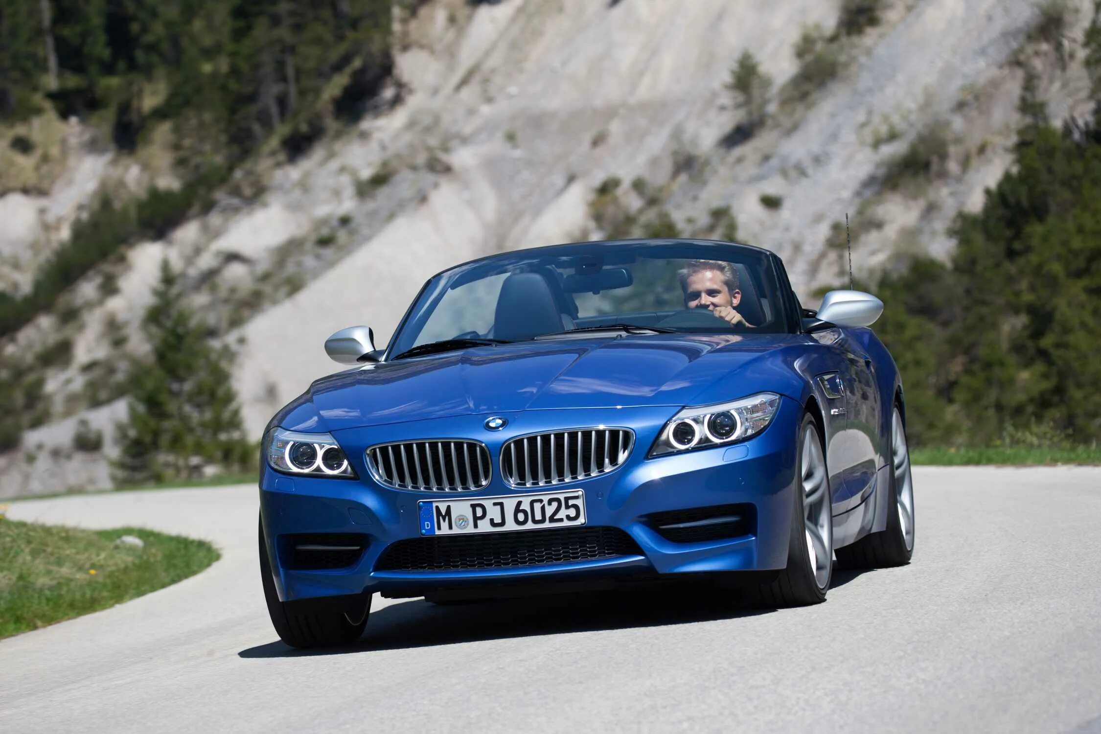 Покажи фото машины бмв The new BMW Z4 in Estoril Blue metallic (07/2015).