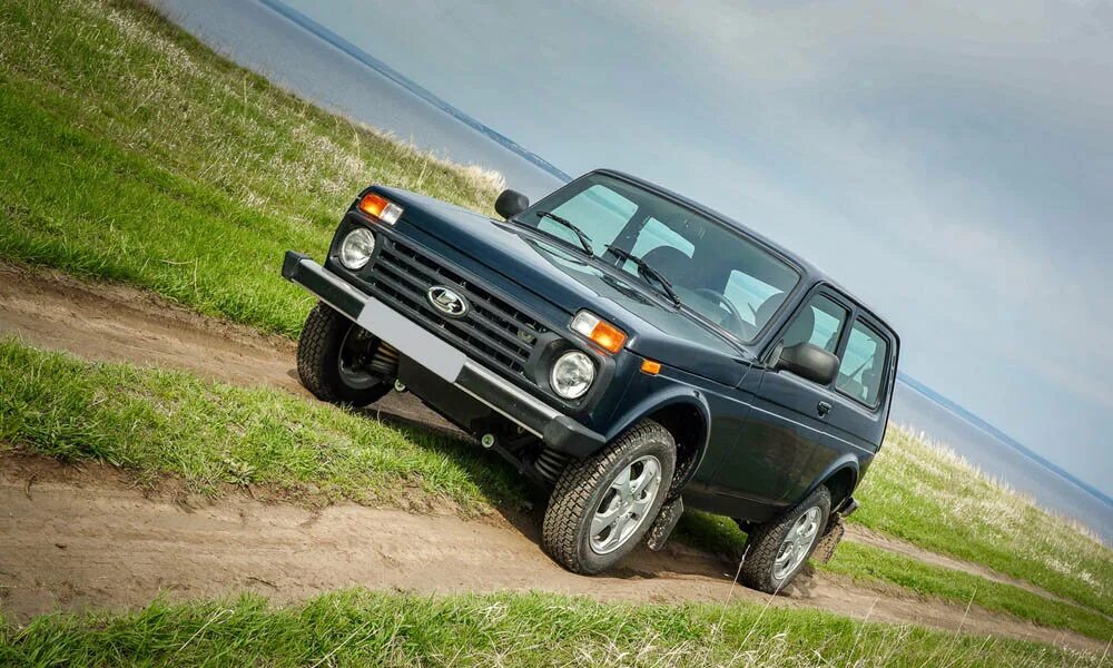 Покажи фото машины нива LADA 4x4 2024 - фото в новом кузове, фото салона и интерьера