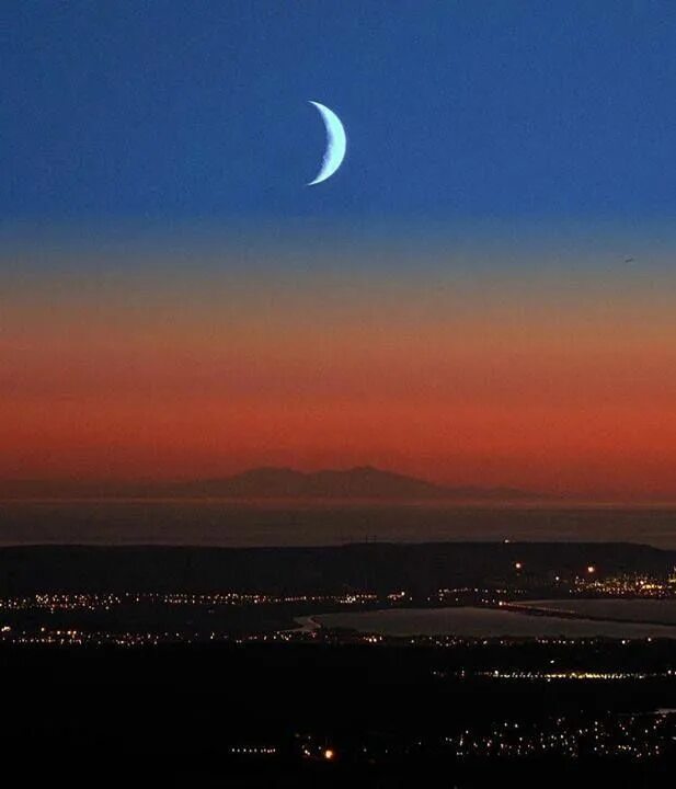 Покажи фото месяца "This is a photo of a beautiful crescent Moon above Mount Canigou in the Pyrenee