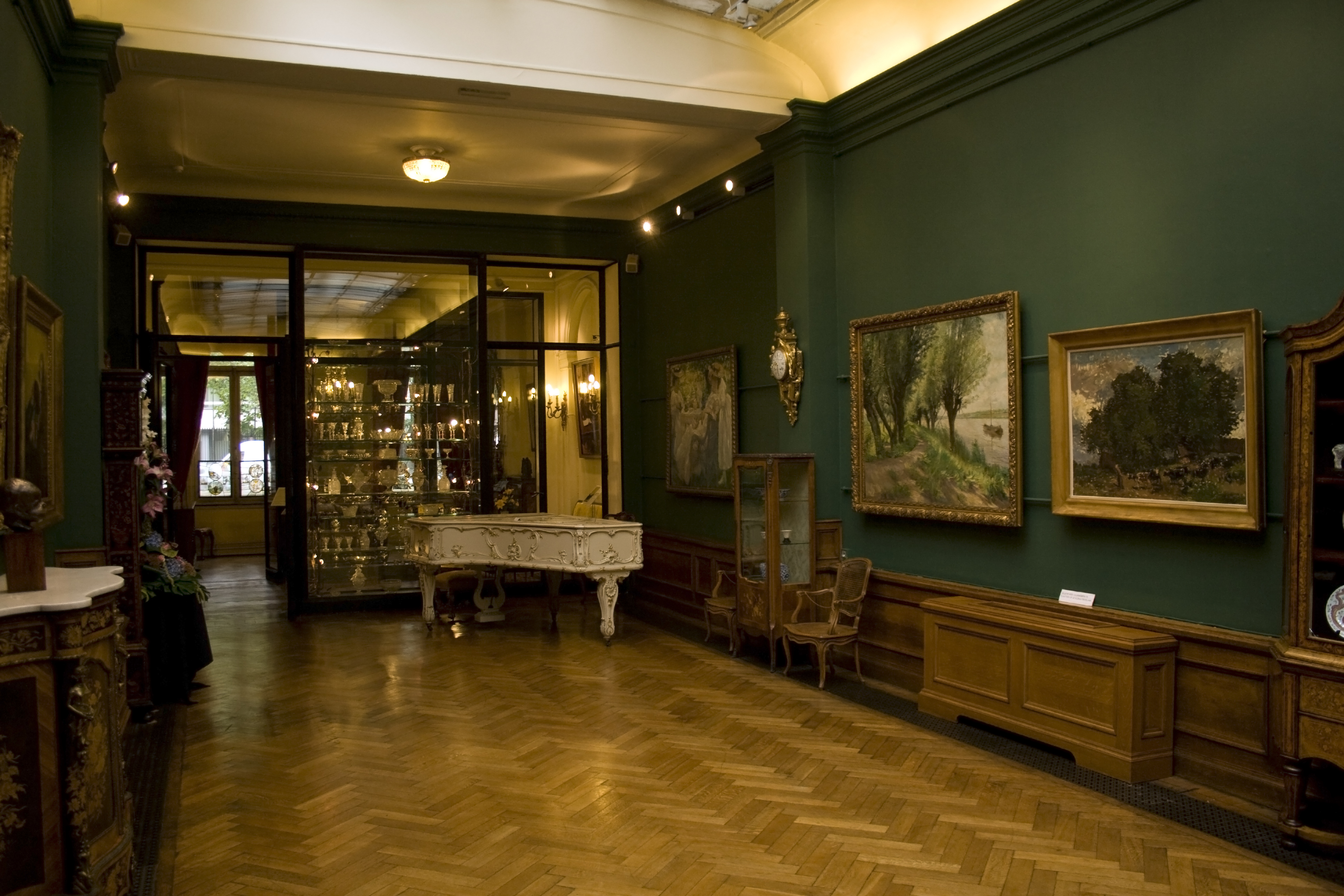 Покажи фото музея File:First hall of the Charlier Museum, view towards the entrance.jpg - Wikimedi