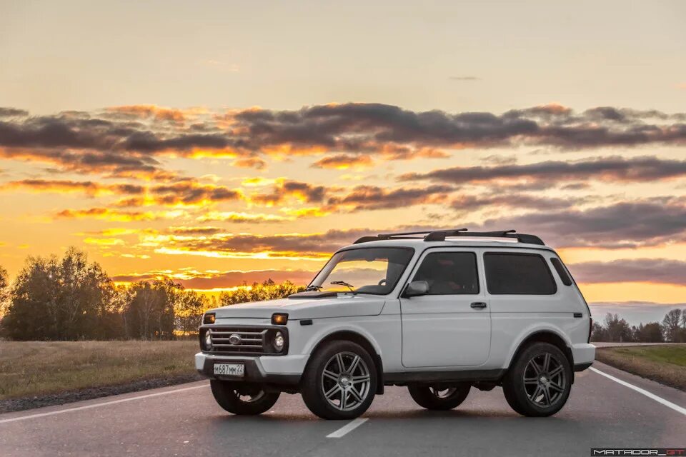 Покажи фото нивы Начало осени. Нива в полях. - Lada 4x4 3D, 2 л, 1999 года фотография DRIVE2