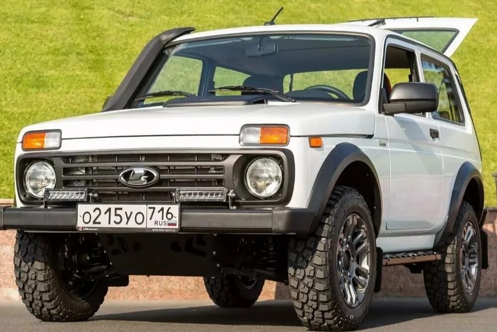 Покажи фото новой нивы Первая Lada Niva Sport передана владельцу - Российская газета