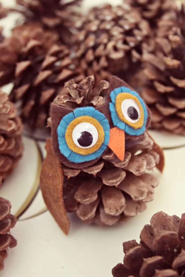 Покажи фото поделок из шишек DIY: pinecone owl & hedgehog Diy pinecone, Fall crafts for kids, Pine cone craft