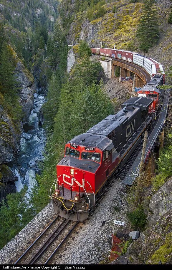 Покажи фото поезда Doppel GE C44-9Ws der Canadian National Railway im atemberaubenden Cheakamus Can